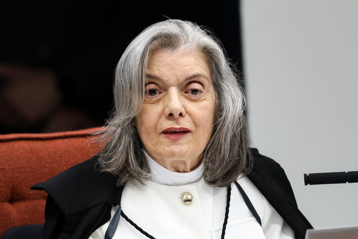 A ministra Cármen Lúcia durante sessão na Primeira Turma do Supremo Tribunal Federal (STF), que realiza o quinto dia de julgamento dos réus do Núcleo 1 da trama golpista, formado pelo ex-presidente Jair Bolsonaro e mais sete aliados. (Foto: Marcelo Camargo/Agência Brasil)