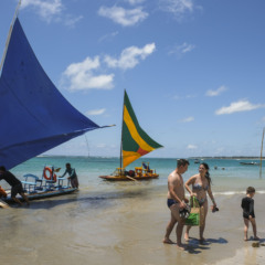 Passeios de jangada para visitar recifes de corais na praia de Porto de Galinhas. (Foto: Fernando Frazão/Agência Brasil)