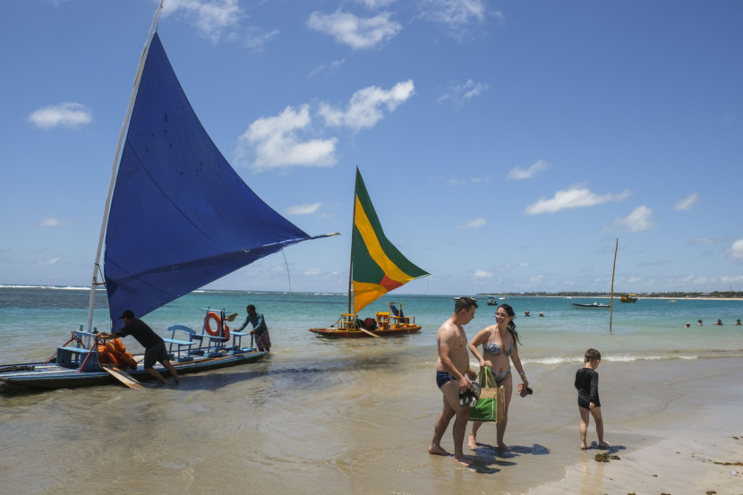Passeios de jangada para visitar recifes de corais na praia de Porto de Galinhas. (Foto: Fernando Frazão/Agência Brasil)
