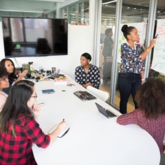 O nível de gerência é o mais equilibrado, composto 55,5% por homens e 42,9% por mulheres (Foto: Christina Morillo/Pexels)