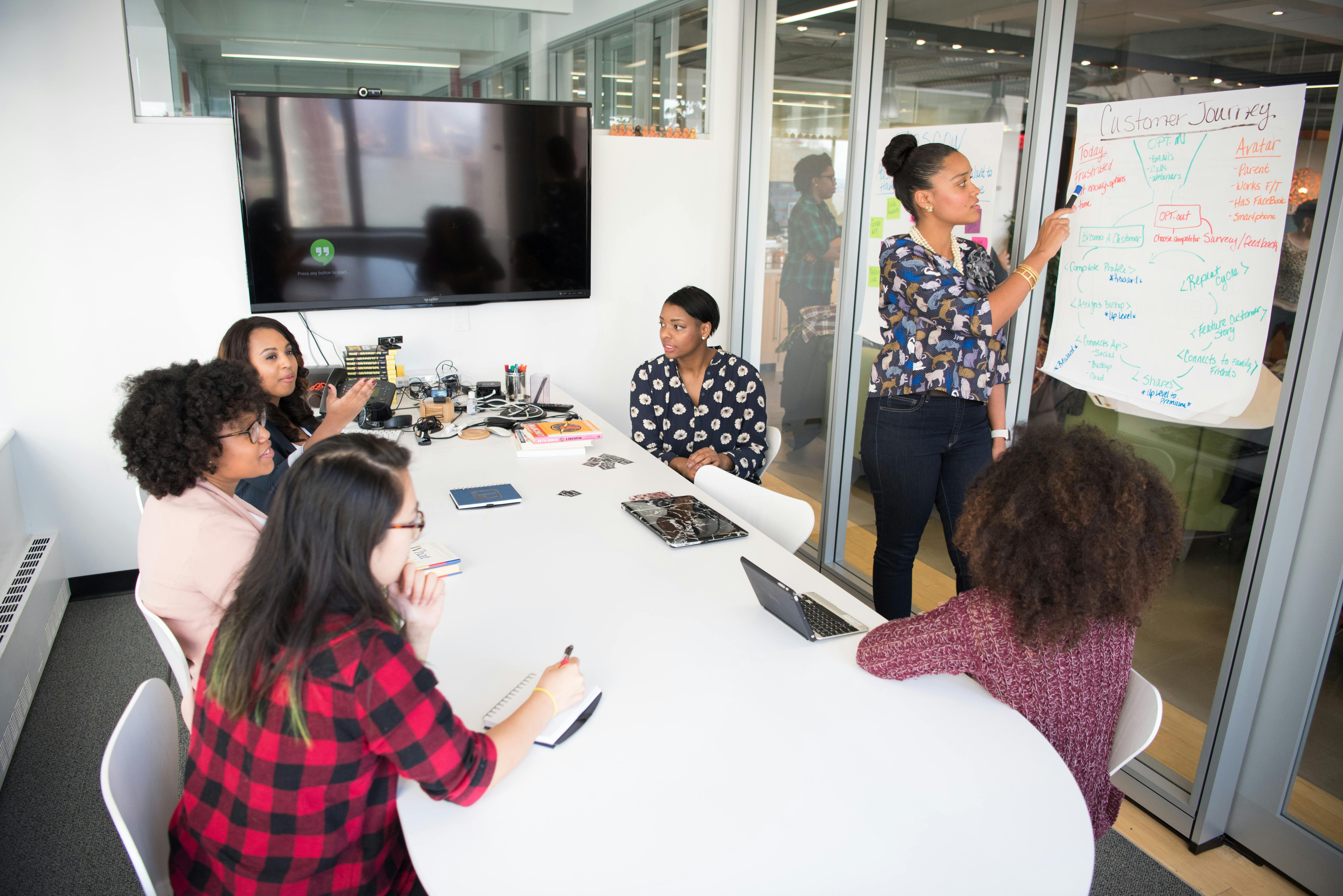 O nível de gerência é o mais equilibrado, composto 55,5% por homens e 42,9% por mulheres (Foto: Christina Morillo/Pexels)