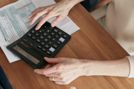 Planejamento financeiro é impactado por nível de formação educacional, diz Nexus (Foto: Mikhail Nilov/Pexels)