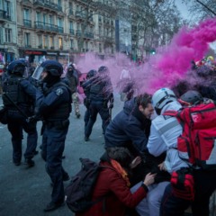 Protestos contra Previdência em Paris, na França, 2023 (Foto: Getty Images/reprodução/Aventuras na História)