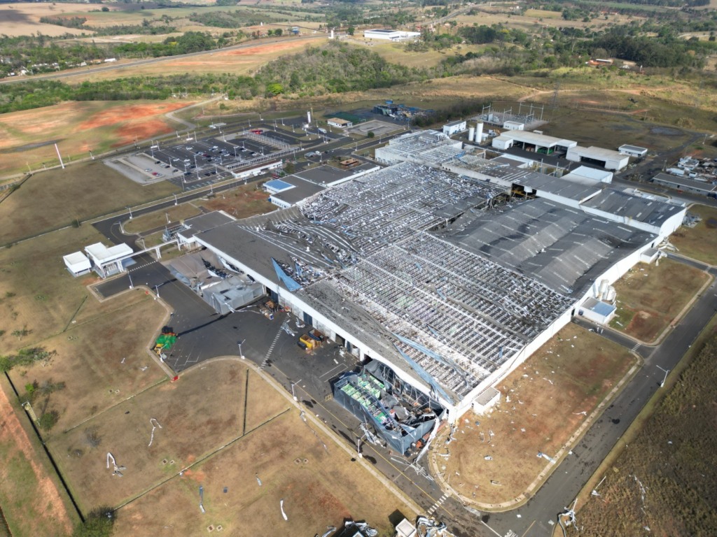 Foto aérea da Toyota destelhada (Foto: Vinicius Rogillim/Arquivo Pessoal/reprodução/g1)