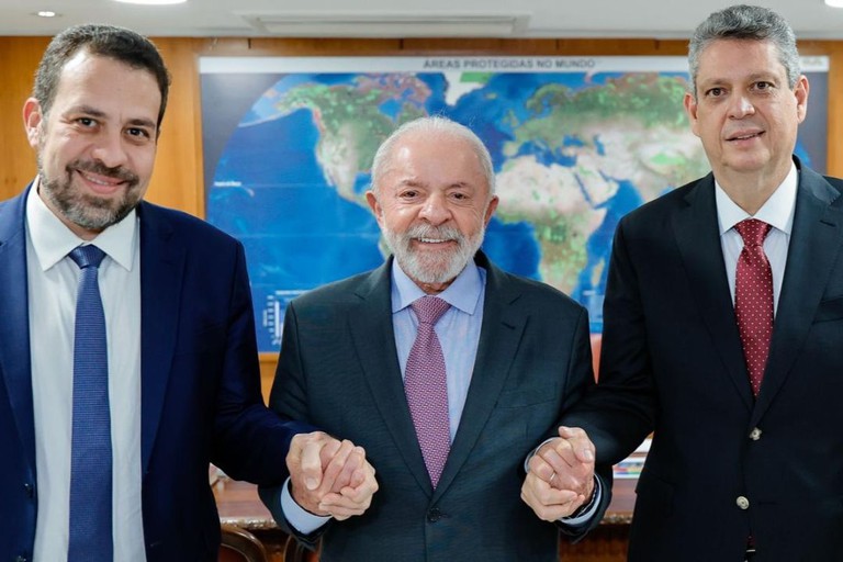Da esquerda para a direita: Guilherme Boulos, Lula e Márcio Macêdo (Foto: Ricardo Stuckert/PR)