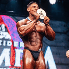 Ramon Dino com a medalha de ouro do Mr. Olympia 2025 — Foto: Divulgação/Olympia
