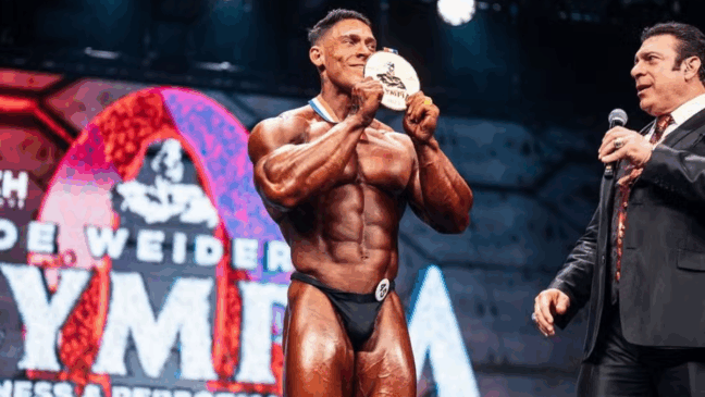 Ramon Dino com a medalha de ouro do Mr. Olympia 2025 — Foto: Divulgação/Olympia

