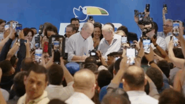 Ao lado do ex-senador Tasso Jereissati (dir.), Ciro Gomes assinou a ficha de filiação ao PSDB ...

Leia mais no texto original: (https://www.poder360.com.br/poder-partidos-politicos/ciro-gomes-filia-se-ao-psdb-e-critica-o-pt-aqui-nao-tem-ladrao/)
© 2025 Todos os direitos são reservados ao Poder360, conforme a Lei nº 9.610/98. A publicação, redistribuição, transmissão e reescrita sem autorização prévia são proibidas. Foto: Reprodução/ YouTube - @psdbceara45