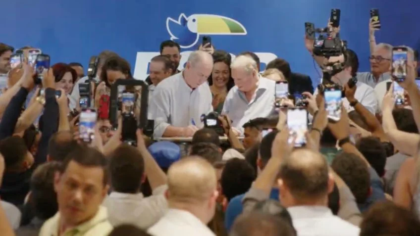 Ao lado do ex-senador Tasso Jereissati (dir.), Ciro Gomes assinou a ficha de filiação ao PSDB ...

Leia mais no texto original: (https://www.poder360.com.br/poder-partidos-politicos/ciro-gomes-filia-se-ao-psdb-e-critica-o-pt-aqui-nao-tem-ladrao/)
© 2025 Todos os direitos são reservados ao Poder360, conforme a Lei nº 9.610/98. A publicação, redistribuição, transmissão e reescrita sem autorização prévia são proibidas. Foto: Reprodução/ YouTube - @psdbceara45