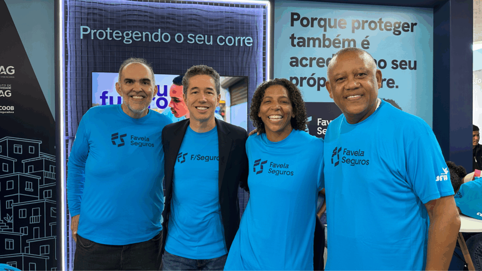 Foto:Ronaldo Gama, Head da Favela Seguros, Rubens Filho, diretor de novos negócios, Celso Athayde, fundador da Favela Holding, Rafaela Silva, judoca Campeã Olímpica no Stand da Favela Seguro