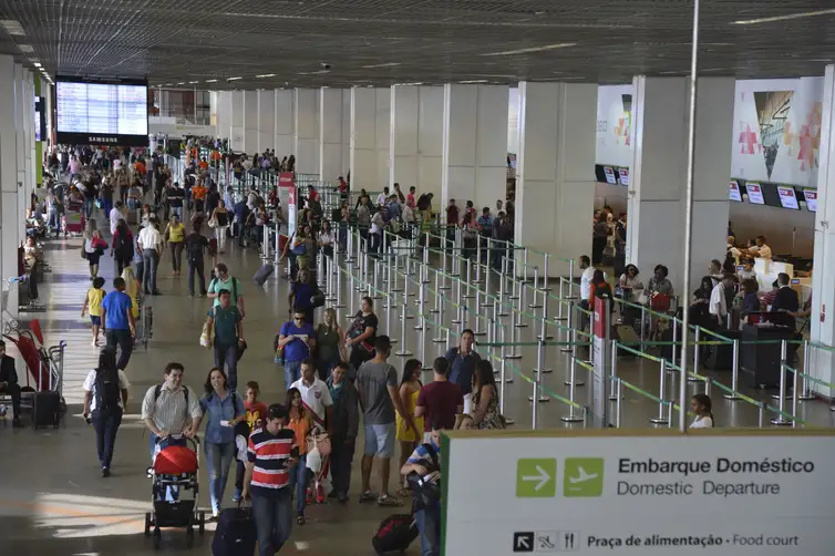 Movimento de passageiros no Aeroporto Internacional Juscelino Kubitschek, em Brasília - Foto: Valter Campanato/Arquivo/Agência Brasil
