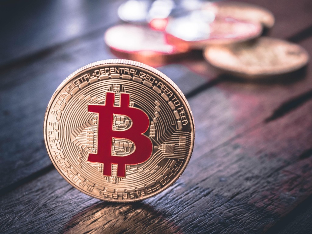 Bitcoin sobe 7% em cinco dias com otimismo global