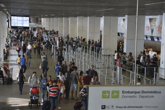 Movimento de passageiros no Aeroporto Internacional Juscelino Kubitschek, em Brasília - Foto: Valter Campanato/Arquivo/Agência Brasil

