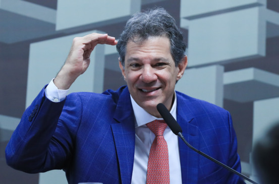 O ministro da Fazenda, Fernando Haddad, participa de audiência pública na Comissão de Assuntos Econômicos (CAE) do Senado. Em debate, o projeto de lei (PL 1.087/2025) do governo que isenta do Imposto de Renda quem ganha até R$ 5 mil. (Foto: Lula Marques/ Agência Brasil)