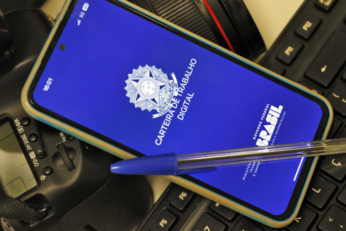 Celular com Carteira de Trabalho Digital. (Foto: Bruno Peres/Agência Brasil)