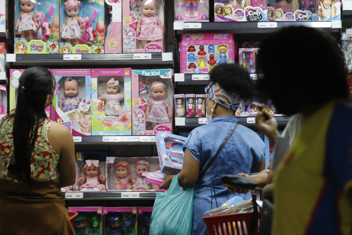 Movimento de vendas de brinquedos para o Dia das Crianças, comércio varejista nas ruas do Polo Saara, centro do Rio de Janeiro. (Foto: Fernando Frazão/Agência Brasil)