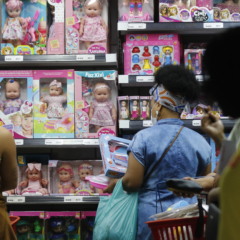 Movimento de vendas de brinquedos para o Dia das Crianças, comércio varejista nas ruas do Polo Saara, centro do Rio de Janeiro. (Foto: Fernando Frazão/Agência Brasil)