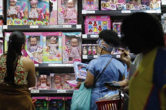 Movimento de vendas de brinquedos para o Dia das Crianças, comércio varejista nas ruas do Polo Saara, centro do Rio de Janeiro. (Foto: Fernando Frazão/Agência Brasil)