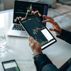 Entre tarifas e juros, investidores acompanham semana volátil