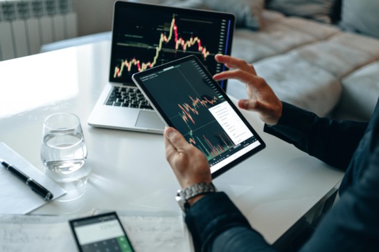 Entre tarifas e juros, investidores acompanham semana volátil