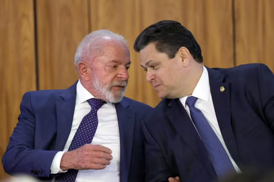 Presidente Lula e o presidente do Senado, Davi Alcolumbre — Foto: José Cruz/Agência Brasil
