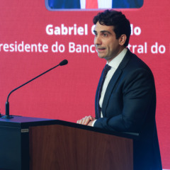 O presidente do Banco Central (BC), Gabriel Galípolo, participa do 2º Seminário Nacional sobre Crédito Consignado
(Foto: Antonio Cruz/Agência Brasil)