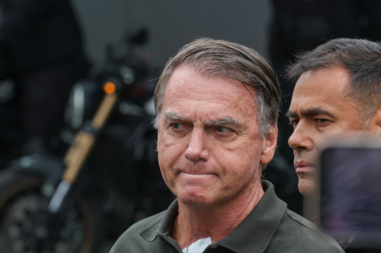 O ex-presidente Jair Bolsonaro, acompanhado de seu filho, Jair Renan, deixa hospital sob forte esquema de segurança, após passar pro procedimentos.  (Foto: Fabio Rodrigues-Pozzebom/ Agência Brasil)