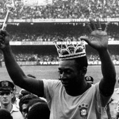 Pelé usa uma coroa em despedida da Seleção, em amistoso contra a Áustria — Foto: Domicio Pinheiro / Ag. Estado