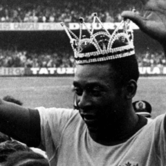 Pelé usa uma coroa em despedida da Seleção, em amistoso contra a Áustria — Foto: Domicio Pinheiro / Ag. Estado