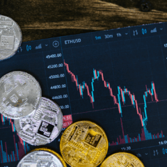 Moedas Bitcoin encima de tabela financeira