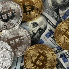 Moedas Bitcoin em cima de dólares