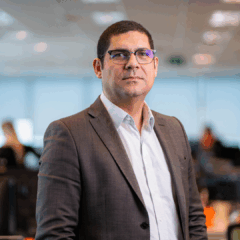 Prêmio ABAI 2025: Carlos Leão é finalista a Melhor Assessor do Ano