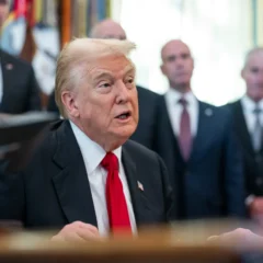 Donald Trump durante assinatura para redução de preços de remédios nos EUA (Foto: Casa Branca)