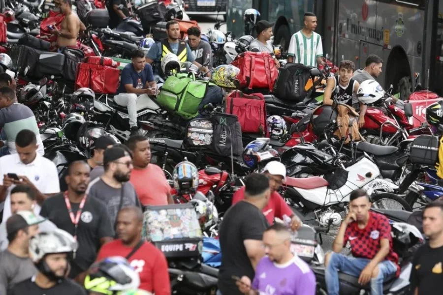 Entregadores de aplicativo (Crédito: Paulo Pinto/ Agência Brasil)
Entregadores de aplicativo (Crédito: Paulo Pinto/ Agência Brasil)