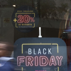 Fachada de lojas na Avenida Paulista com ofertas da Black Friday. (Foto: Paulo Pinto/Agência Brasil)