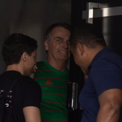 O deputado Nikolas Ferreira visita o ex-presidente Jair Messias Bolsonaro que está em prisão domicilar por tentativa de golpe de Estado — Foto: Brenno Carvalho / Agência O Globo
