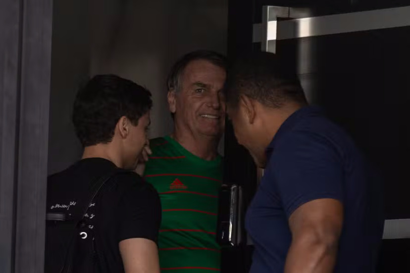 O deputado Nikolas Ferreira visita o ex-presidente Jair Messias Bolsonaro que está em prisão domicilar por tentativa de golpe de Estado — Foto: Brenno Carvalho / Agência O Globo
