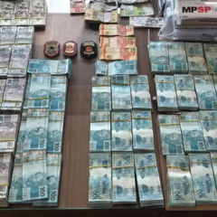 Dinheiro apreendido em escritório na Alameda Santos, durante megaoperação contra o Grupo Refit — Foto: Reprodução

