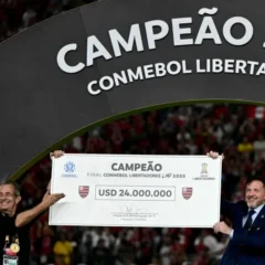 Imagem: ERNESTO BENAVIDES/AFP… - Veja mais em https://www.uol.com.br/esporte/futebol/ultimas-noticias/2025/11/30/flamengo-fica-mais-perto-do-segundo-bilhao-com-tetra-da-libertadores.htm?cmpid=copiaecola