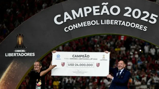 Imagem: ERNESTO BENAVIDES/AFP… - Veja mais em https://www.uol.com.br/esporte/futebol/ultimas-noticias/2025/11/30/flamengo-fica-mais-perto-do-segundo-bilhao-com-tetra-da-libertadores.htm?cmpid=copiaecola