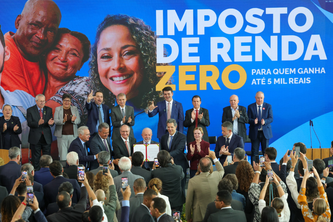 O presidente Luiz Inácio Lula da Silva sanciona a lei que amplia a faixa de isenção do Imposto de Renda Pessoa Física para quem ganha até R$ 5 mil por mês e estabelece descontos para rendas de até R$ 7.350 mensais. Foto: (Fabio Rodrigues-Pozzebom/ Agência Brasil) O presidente Luiz Inácio Lula da Silva sanciona a lei que amplia a faixa de isenção do Imposto de Renda Pessoa Física para quem ganha até R$ 5 mil por mês e estabelece descontos para rendas de até R$ 7.350 mensais. Foto: (Fabio Rodrigues-Pozzebom/ Agência Brasil)