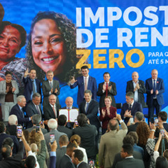 O presidente Luiz Inácio Lula da Silva sanciona a lei que amplia a faixa de isenção do Imposto de Renda Pessoa Física para quem ganha até R$ 5 mil por mês e estabelece descontos para rendas de até R$ 7.350 mensais.  Foto: (Fabio Rodrigues-Pozzebom/ Agência Brasil)