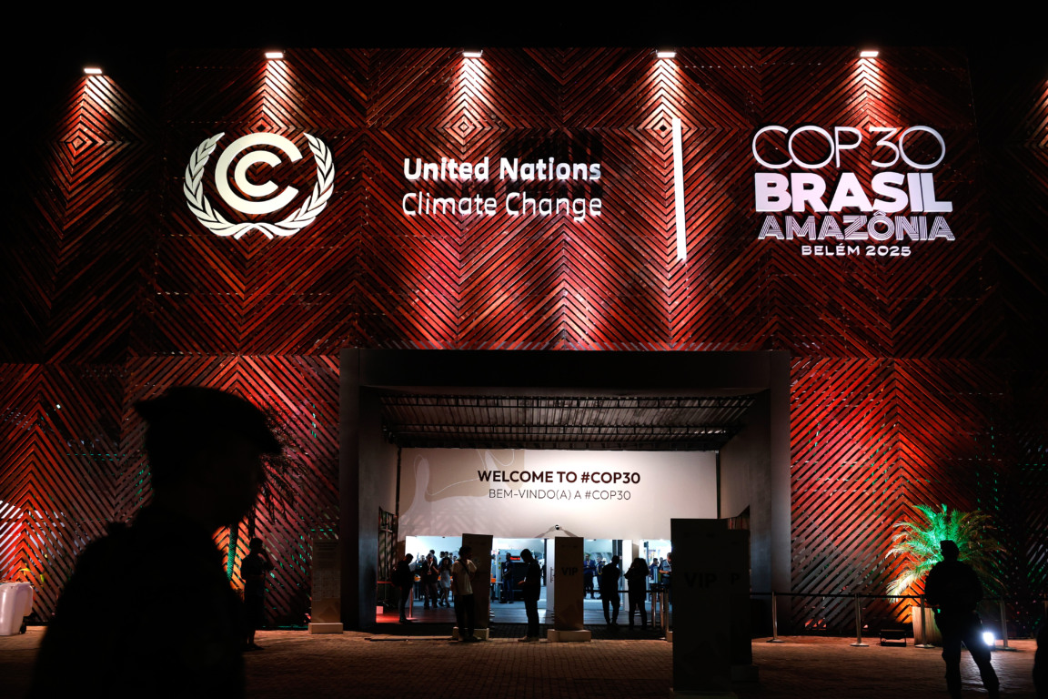 Belém (PA), 17/11/2025 - Entrada de onde está acontecendo a Conferência das Nações Unidas sobre as Mudanças Climáticas de 2025 (COP 30), pela noite. Foto: Tânia Rêgo/Agência Brasil Belém (PA), 17/11/2025 - Entrada de onde está acontecendo a Conferência das Nações Unidas sobre as Mudanças Climáticas de 2025 (COP 30), pela noite. Foto: Tânia Rêgo/Agência Brasil