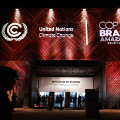 Belém (PA), 17/11/2025 - Entrada de onde está acontecendo a Conferência das Nações Unidas sobre as Mudanças Climáticas de 2025 (COP 30), pela noite. Foto: Tânia Rêgo/Agência Brasil