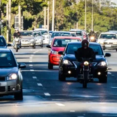 Carros no transito com IPVA pago