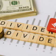 magem realista em alta resolução sobre taxação de dividendos, com elementos financeiros como pilhas de moedas douradas, cédulas de dinheiro, gráfico de barras e um ícone de martelo de juiz sobre uma planilha. A composição destaca o conceito de tributação sobre lucros distribuídos, ideal para conteúdos sobre economia, finanças, reforma tributária ou investimentos no Brasil.