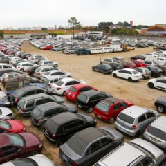 P&aacute;tio de leil&atilde;o de carros