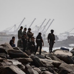 Agentes de segurança patrulham a costa de Macuto, em La Guaira (Venezuela), no domingo.
Rayner Peña (EFE)