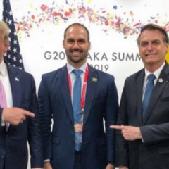Donald Trump, Eduardo Bolsonaro e Jair Bolsonaro durante a cúpula do G-20 no Japão 28-6-19 Foto: Agência O Globo
