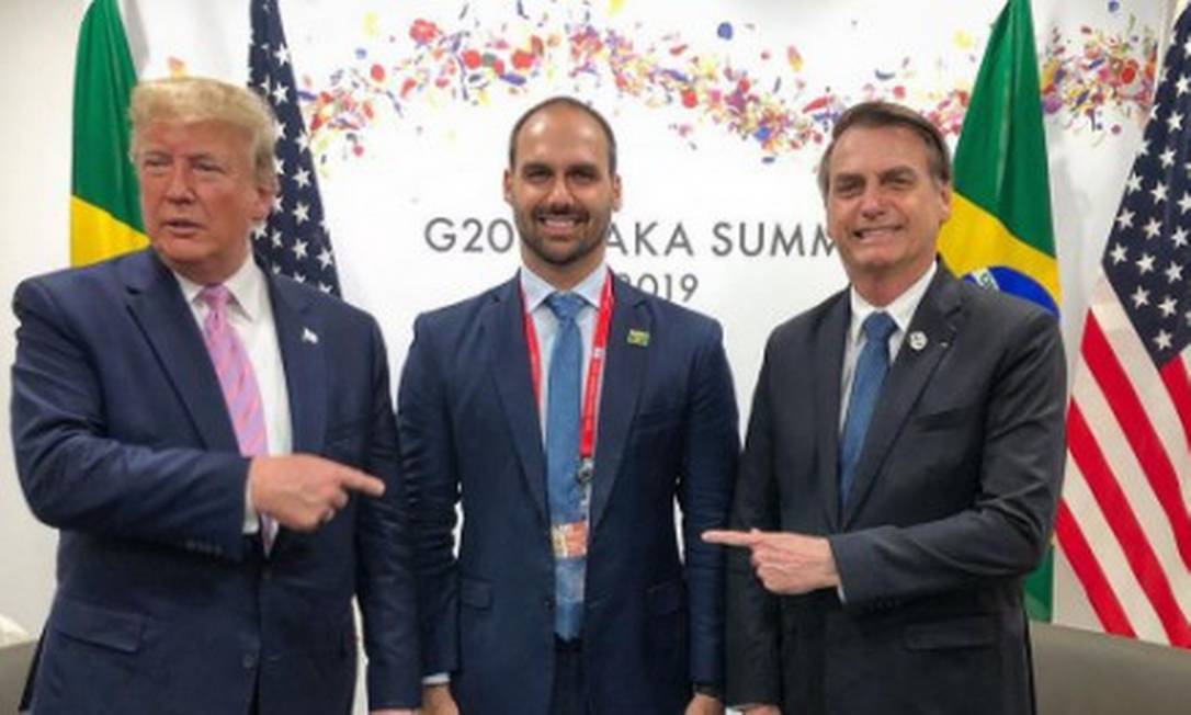 Donald Trump, Eduardo Bolsonaro e Jair Bolsonaro durante a cúpula do G-20 no Japão 28-6-19 Foto: Agência O Globo Donald Trump, Eduardo Bolsonaro e Jair Bolsonaro durante a cúpula do G-20 no Japão 28-6-19 Foto: Agência O Globo